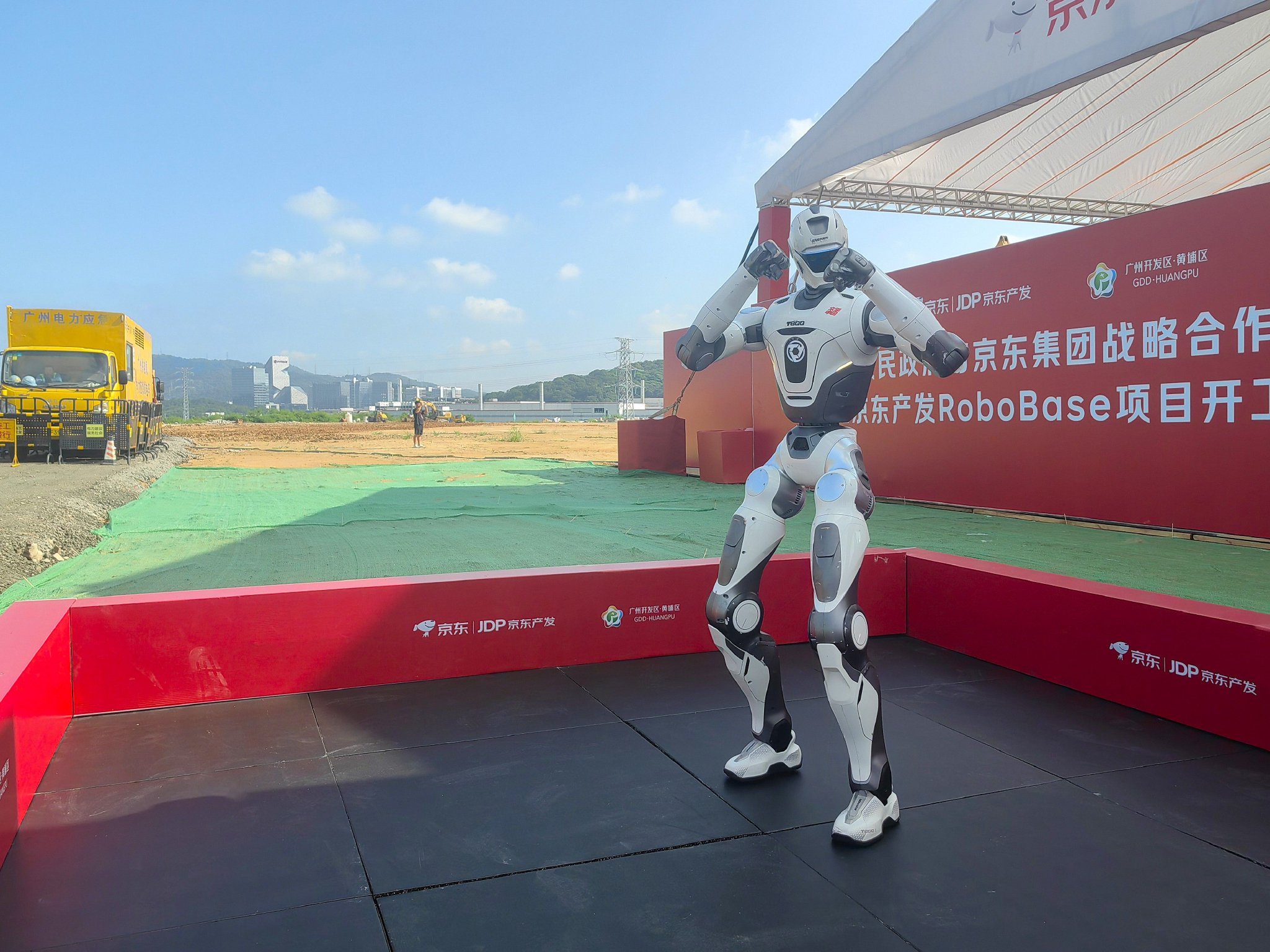 京东杀入具身智能赛道，首个机器人基地在广州动工