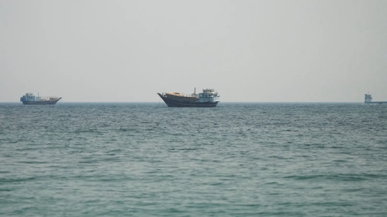 美伊争夺海峡控制权，霍尔木兹海峡船舶通行量大幅锐减